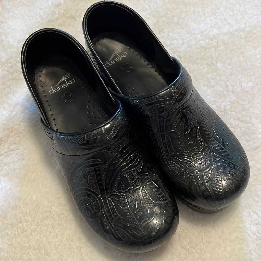 Tooled Black Leather Dansko Professional Clogs Shoes Nursing Perfect Condition